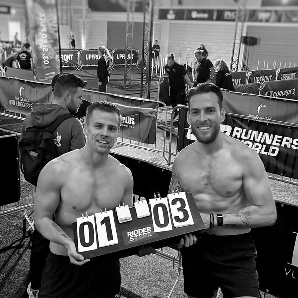 Sporter met zijn duo-partner na hun Hyrox PR van 1:03